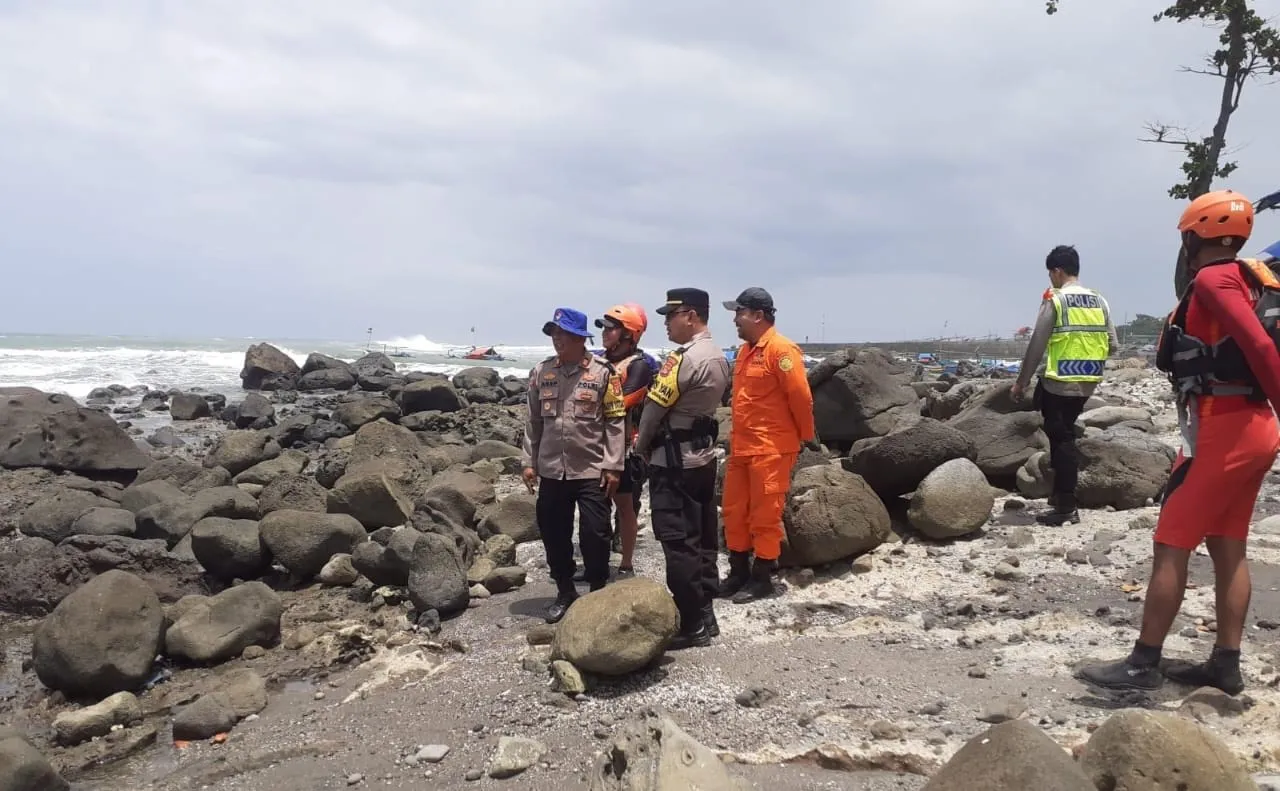 Nelayan Garut Tenggelam Dihantam Ombak Saat Ambil BBM di Dermaga Jayanti Cianjur