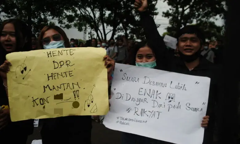 Ngakak! Inilah Tulisan Nyeleneh Pendemo Tolak Omnibus Law di Cianjur