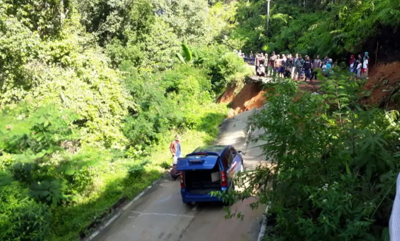Ngeri.. Jalan di Pagelaran Amblas, Satu Mobil Terjebak