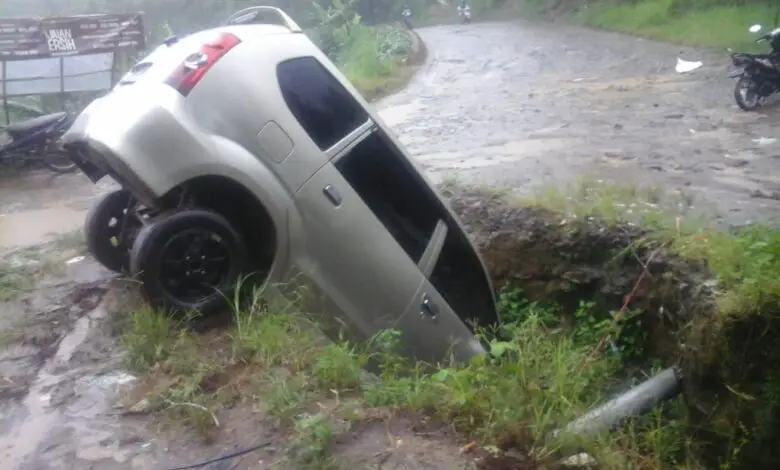 Ngeri! Jalan Gelap dan Rusak, Mobil di Cipanas Masuk Lubang