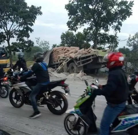 Ngeri! Kecelakaan Tronton Seruduk Kontainer di Bangbayang