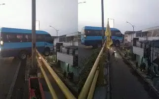 Ngeri! Nyangkut di Pembatas Jalan, Elf Nyaris Jatuh dari Fly Over