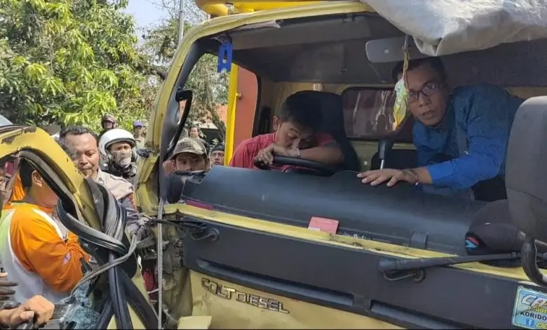 Ngeri! Sopir Truk Terjepit Usai Tabrakan Dengan Truk Pertamina di Cianjur
