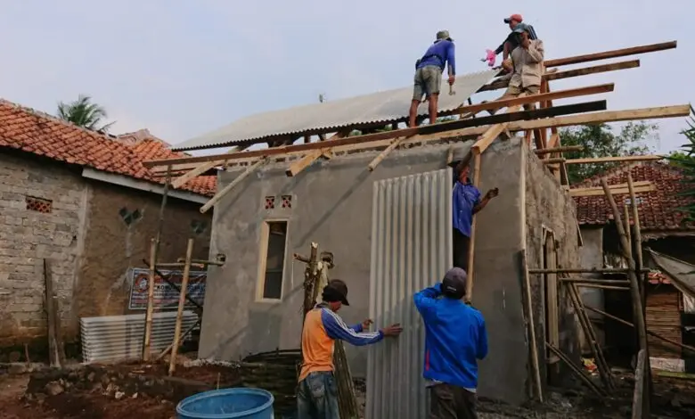 Nyaris Ambruk, Rumah Reyot di Bojongpicung Diperbaiki Bagong Mogok
