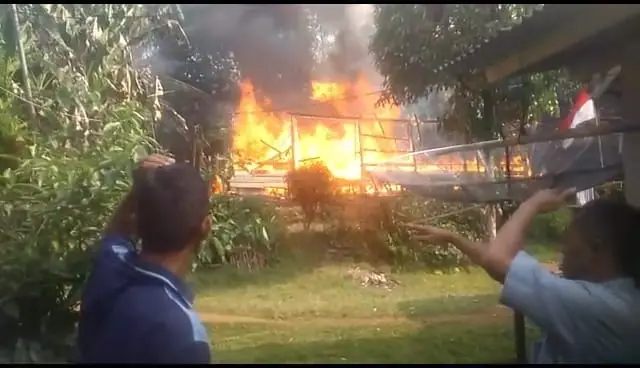 Nyaris Terbakar Dua Jompo di Cibeber Setelah Rumahnya Dilalap Api