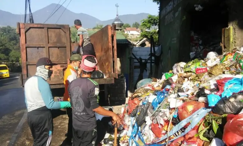 Oknum Pengendara Buang Sampah ke Jalan, Pengelola Kebersihan Geram