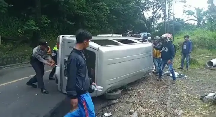 Oleng ke Kanan, Mobil di Cugenang Hantam Tebing dan Motor Hingga Terbalik