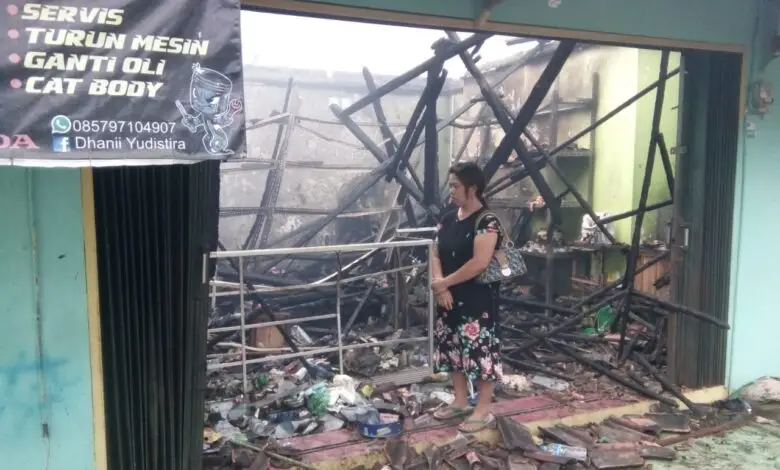 Oneng Pasrah Warungnya yang Baru Dibuka Hangus Terbakar