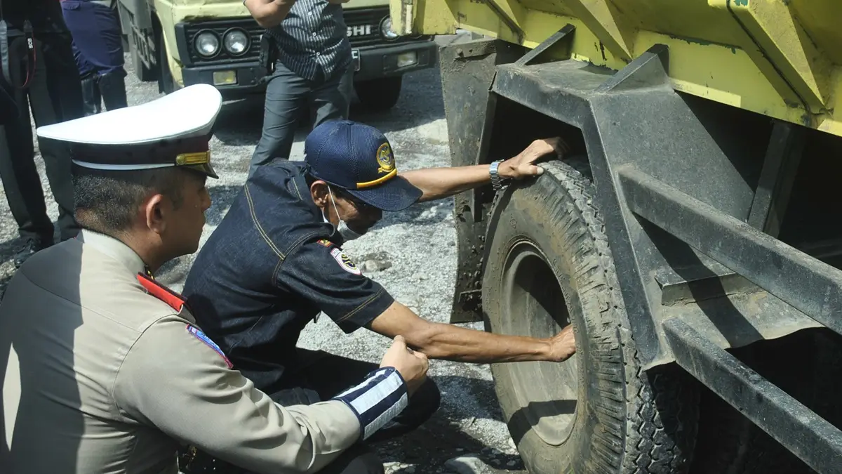 Operasi Lilin, Petugas Gabungan Periksa Kendaraan di Bangbayang