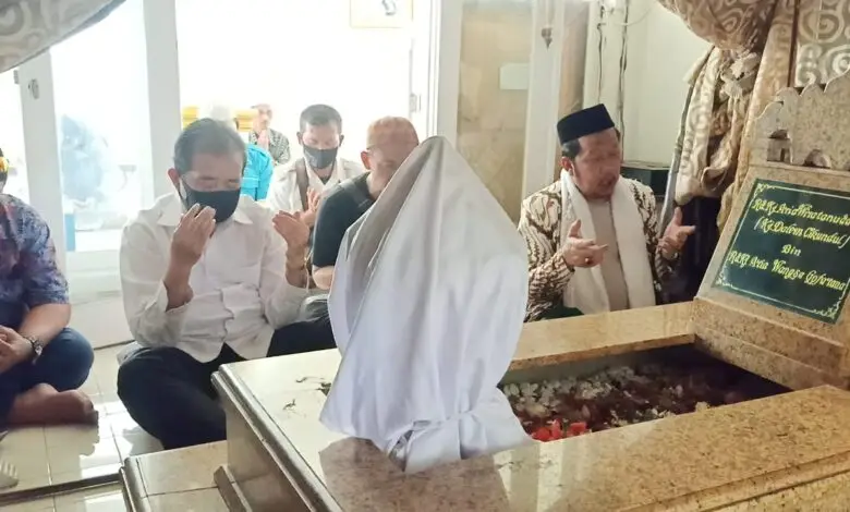 Oting 'OTW' Ziarah Ke Makam Cikundul
