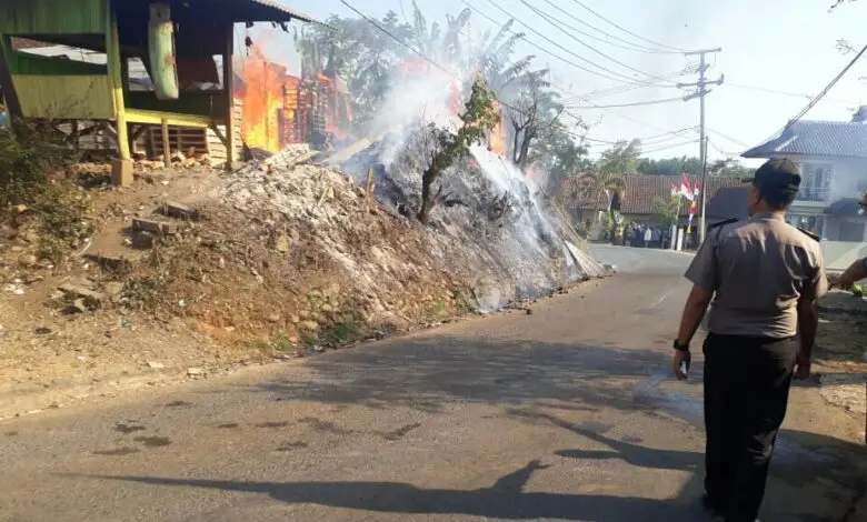 Pabrik Kayu Palet di Cibinong Terbakar