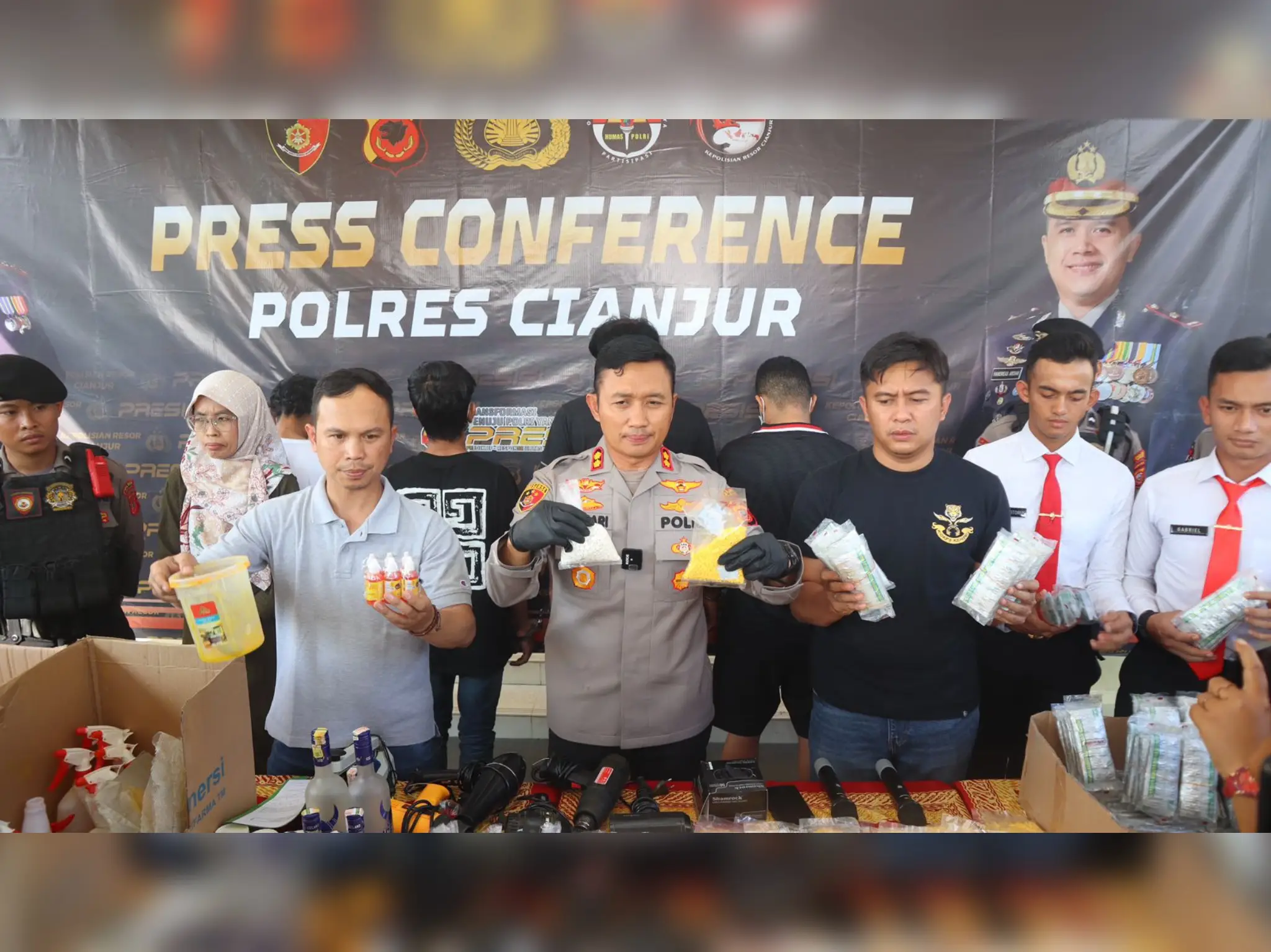 Pabrik Rumahan Obat Terlarang Digerebek, Empat Pelaku Diciduk di Cianjur