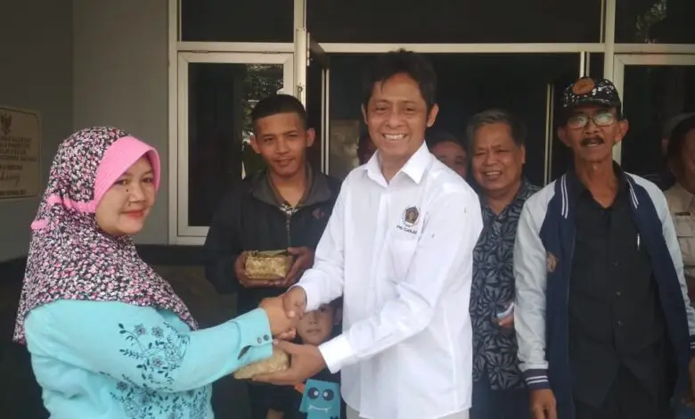 Pakai Besek, PWI Cianjur Bagikan Daging Kurban