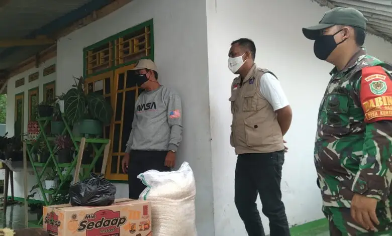 Pakai Dana Desa, Pemdes Kertajaya Berikan Sembako untuk Puluhan Warga yang Isolasi Mandiri
