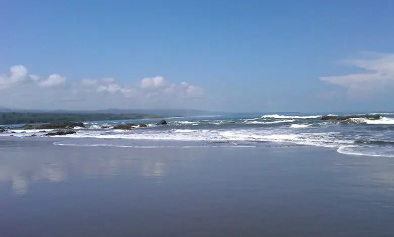 Pantai Jayanti dan Mitos Ritual Rahasia Untuk Memperkaya Diri