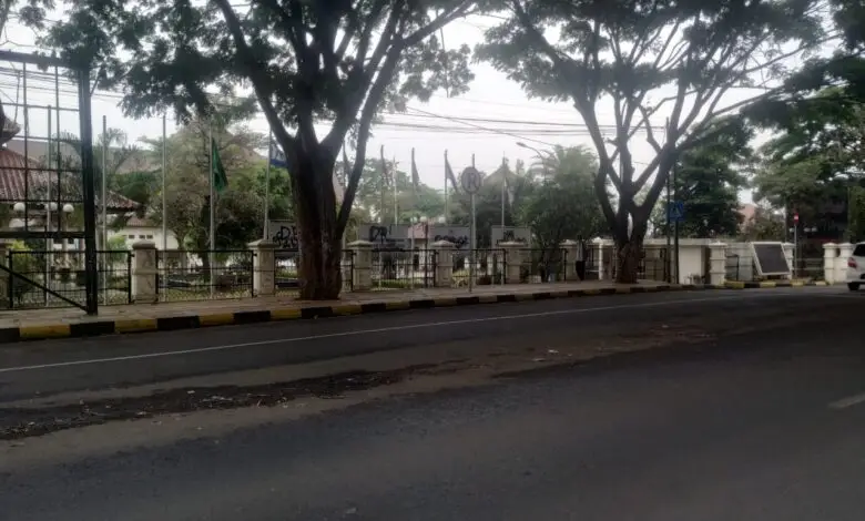 Papan Nama DPRD Cianjur Dicoret-coret