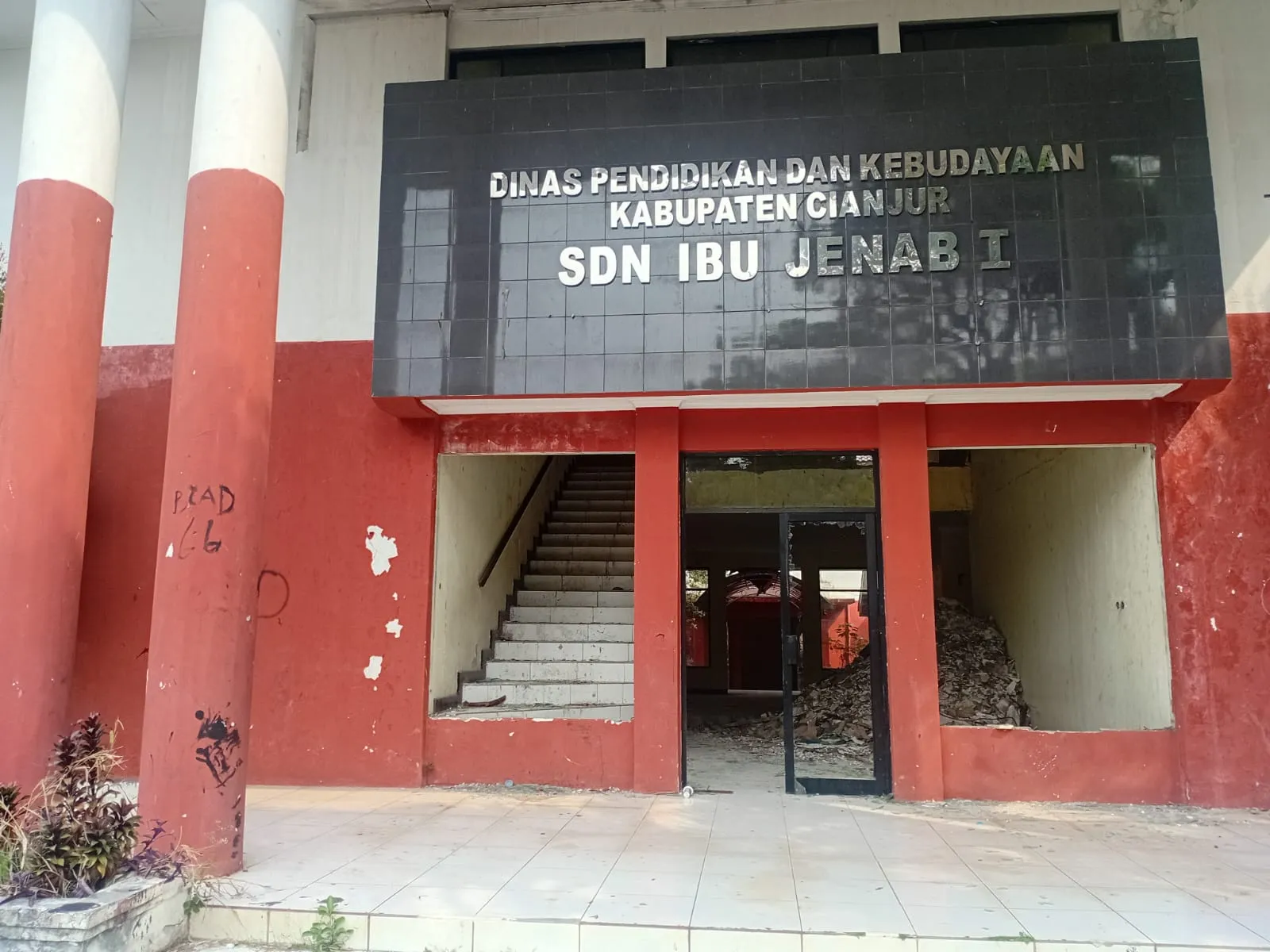 Parah! Ratusan Jendela Raib, Gedung Eks SDN Ibu Jenab 1 Cianjur Terbengkalai