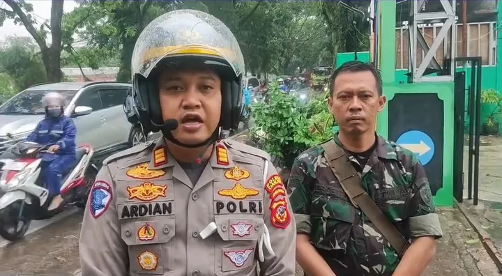 Pasca Pohon Tumbang di Karangtengah, Satlantas Polres Cianjur Gerak Cepat Atasi Lalin Hingga Bantu Bersihkan Puing