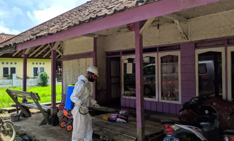 Pascabanjir di Leles, PMI Semprot Disinfektan ke Rumah Warga