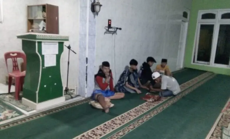 Patuhi Imbauan, Warga Nagrak Kompak Takbiran di Masjid