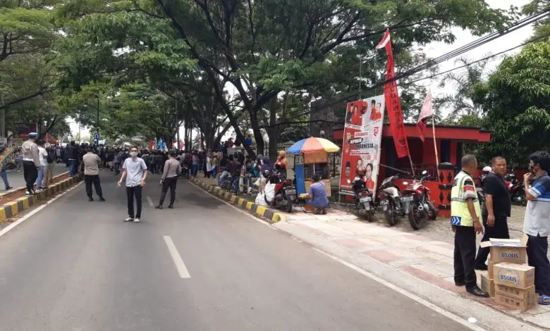 PDI Perjuangan Bagikan Air Mineral dan Masker untuk Massa Demo Omnibus Law di Cianjur