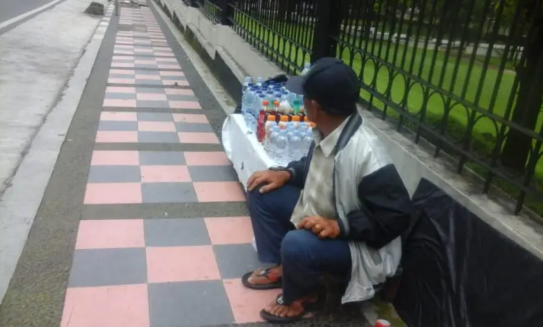 Pedagang Asongan di Cipanas Kantongi Rp10 Ribu Seharian