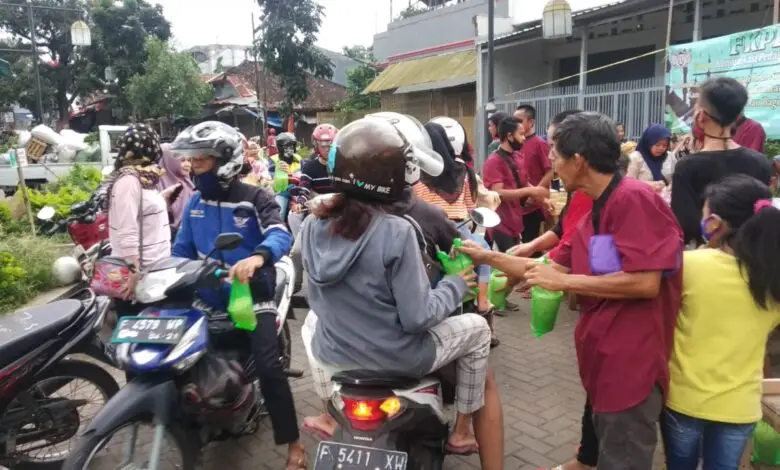 Pedagang Bojongmeron Cianjur Berbagi Takjil dan Santunan