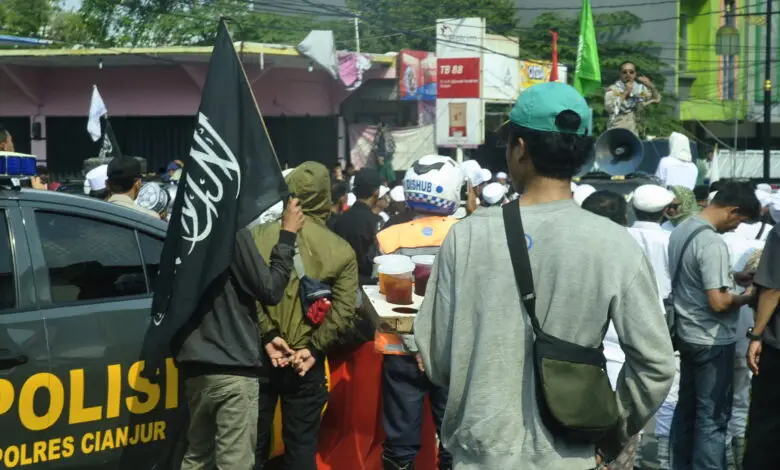 Pedagang ini Berjualan di Tengah Unjuk Rasa Sukmawati di Cianjur -