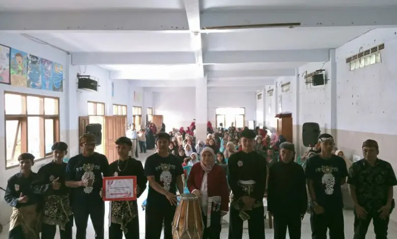 Peduli Kearifan Lokal Cianjur, Diah Pitaloka Salurkan Bantuan Bagi Pelaku Seni