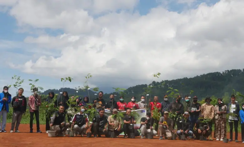 Peduli Lingkungan, Alfamart Tanam 100 Pohon di Gagak Lumayung Cianjur