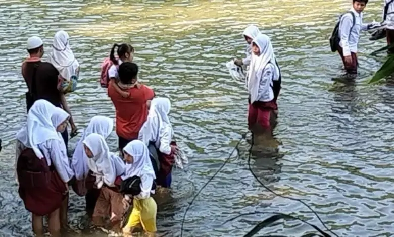Pelajar Cianjur Lewati Sungai Untuk Sekolah, Jembatan Tak Kunjung Dibangun — Cianjur Update