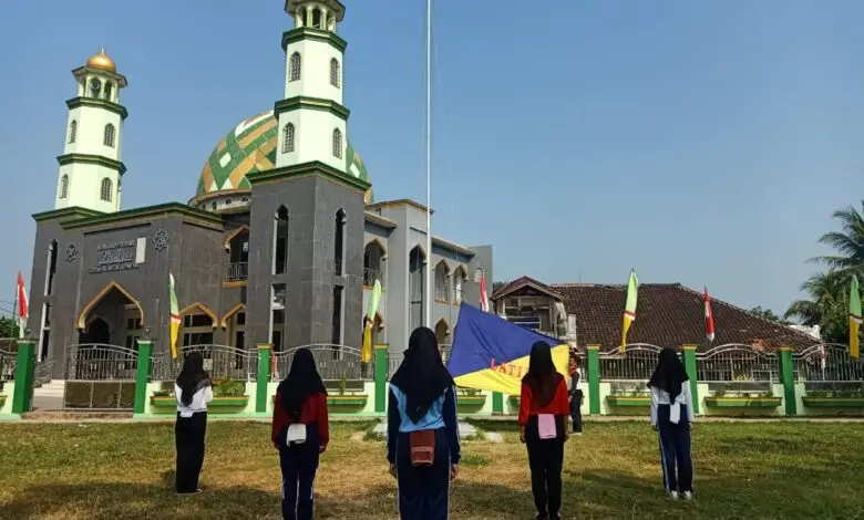 Pelajar Gabungan Latihan Paskibra di Alun-alun Kadupandak