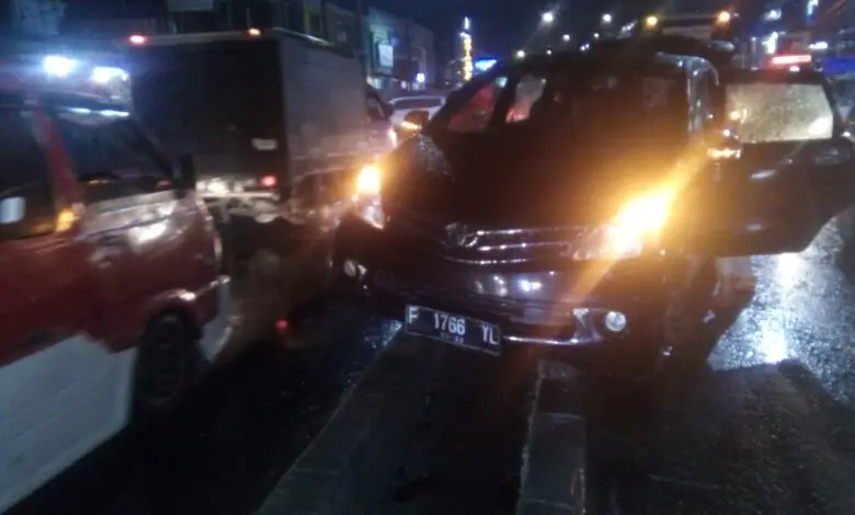 Pembatas Jalan Tidak Terlihat, Avanza Kecelakaan Saat Hendak Jemput Ustaz