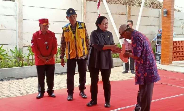 Pemberian Kunci Rumah untuk Korban Gempa Cianjur oleh Puan Maharani: Simbol Kemanusiaan atau Manuver Politik?