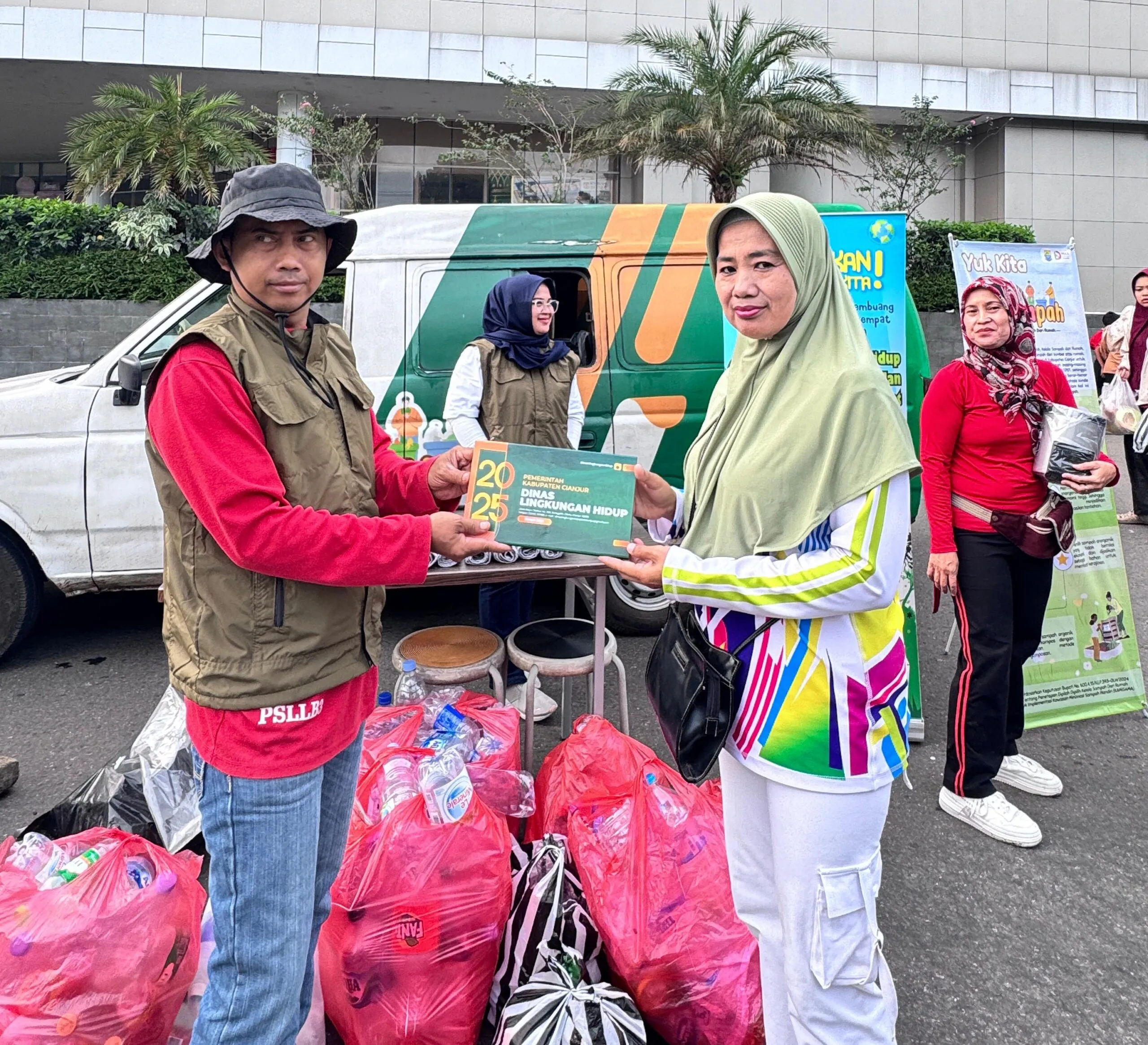 Pemkab Cianjur Ajak Warga Tukar Botol Plastik Jadi Sembako Atau Merchandise