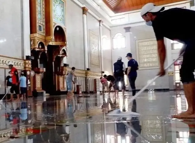 Pemkab Cianjur Bersihkan Masjid Agung di Hari Terakhir PPKM Level 3