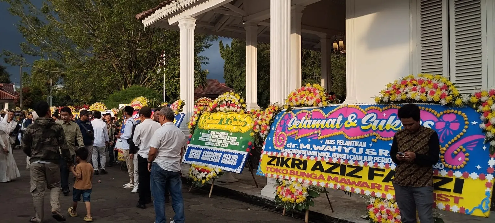 Pendopo Cianjur Dibanjiri Ratusan Karangan Bunga Sambut Bupati Baru