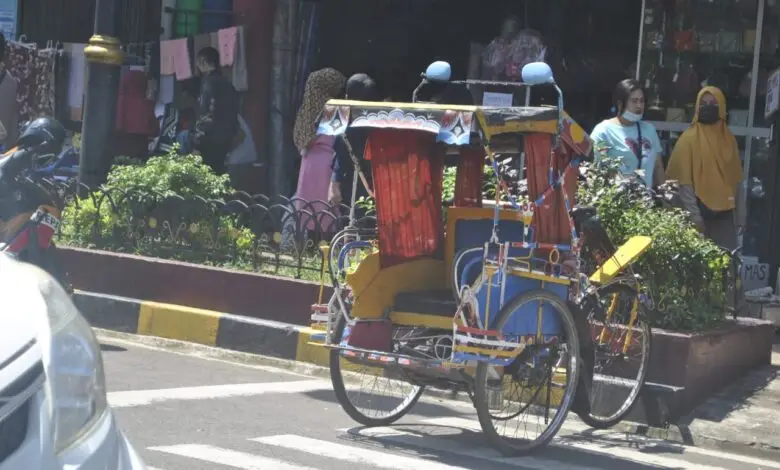 Pengayuh Becak Pilih Pulang karena Tak Ada Penumpang Seharian