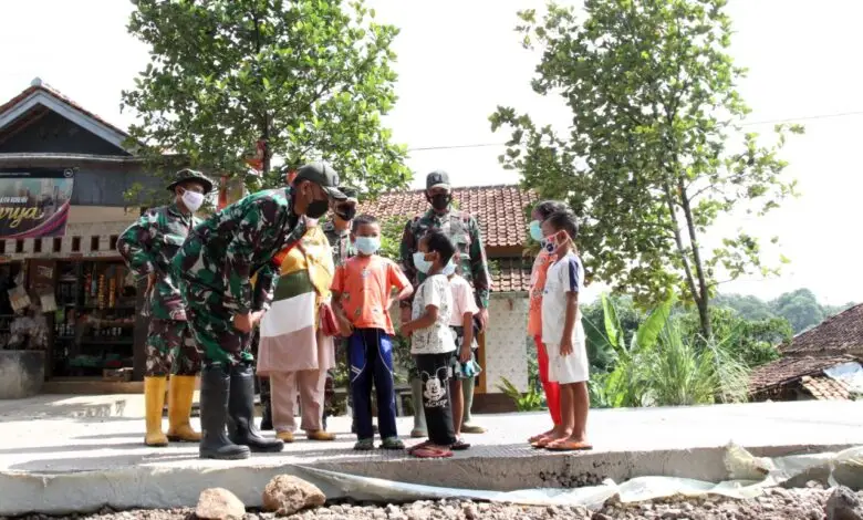 Pengecoran Jalan di Lokasi TMMD Sudah 70 Persen, Anak-anak Ucapkan Terima Kasih