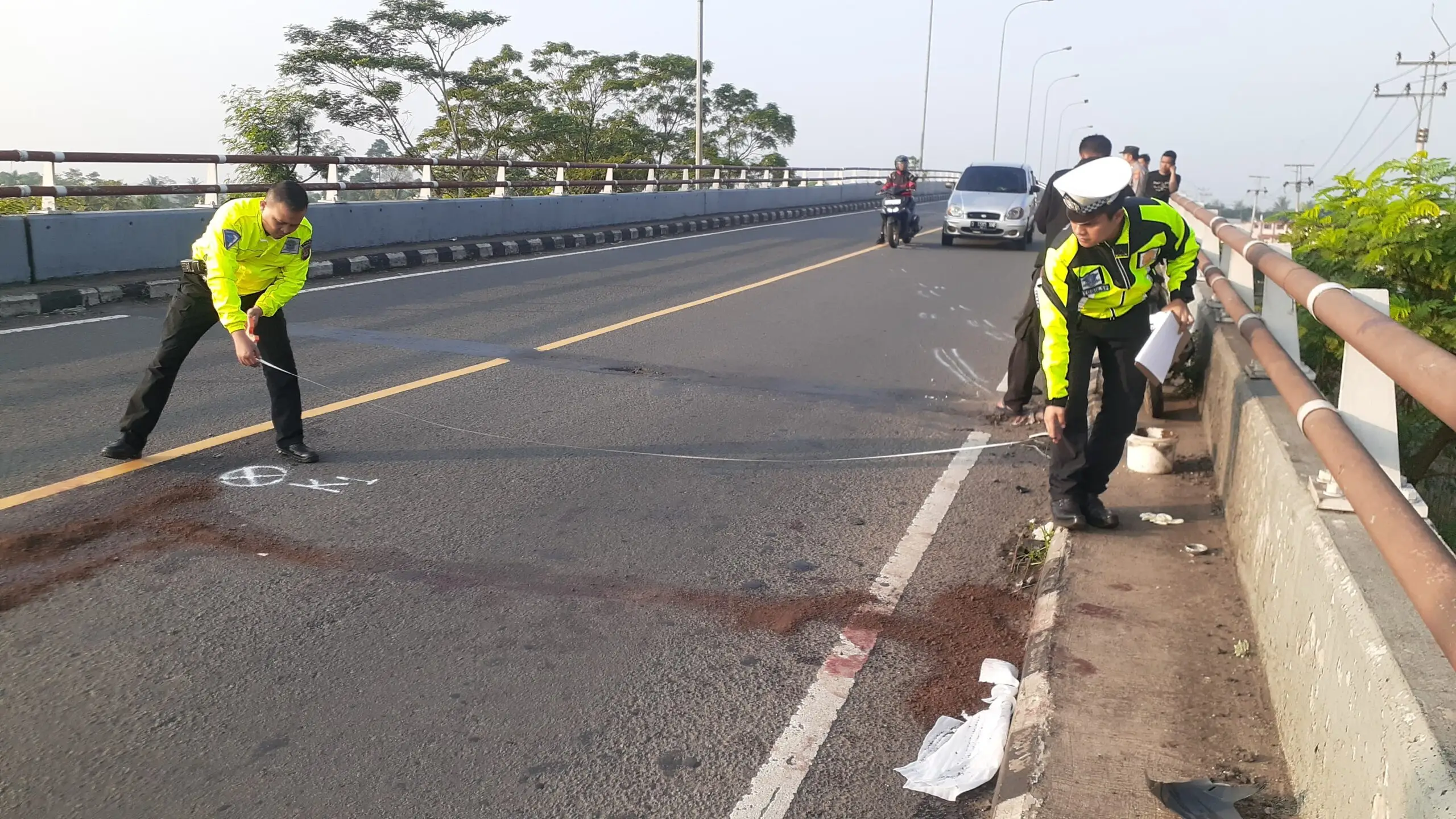 Pengendara Motor di Cianjur Terlindas Truk, Kakinya Remuk! Diduga Kurang Hati-hati Saat Menyalip