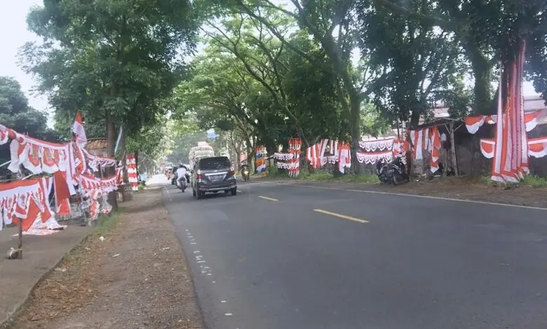 Penjual Atribut HUT RI ke-76 Mulai Ramai di Jalan Raya Bandung - Cianjur