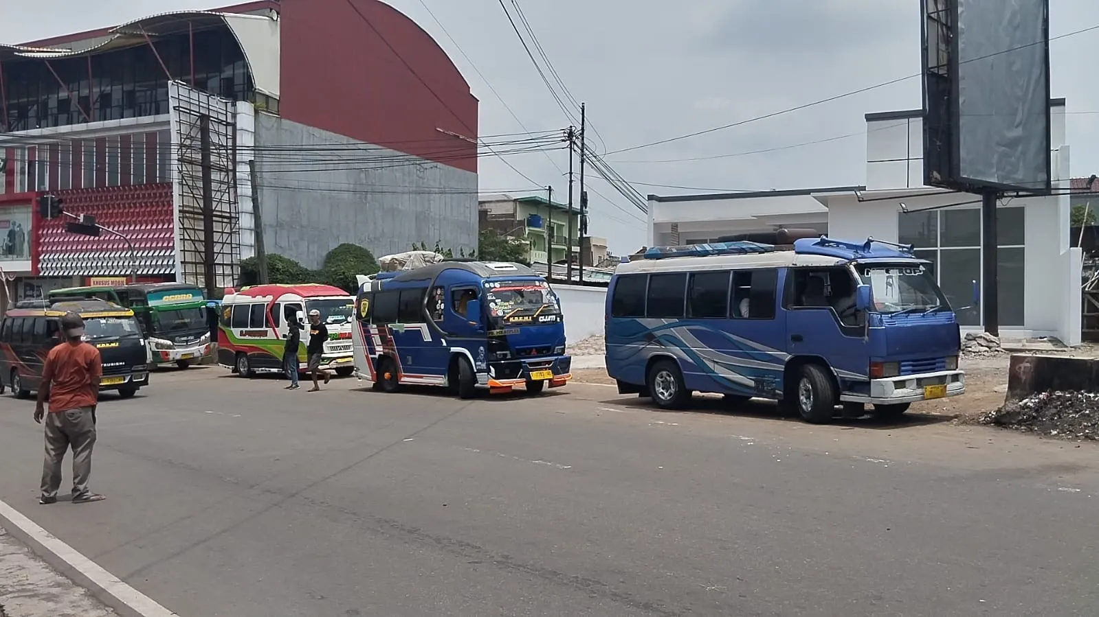 Penumpang Elf di Cianjur Beralih ke Travel Gelap, Ini Alasannya!