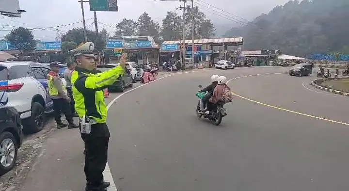 Penumpukan Kendaraan di Jalur Puncak, Polisi Terapkan Sistem One Way Ganda — Cianjur Update