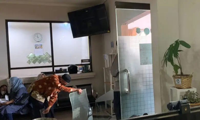 Penyaluran Bantuan Membeludak, Pintu Kantor Desa Sindanglaya Pecah