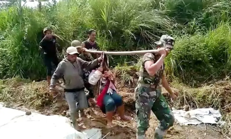 Perjuangan Anggota TNI di Cianjur, Tandu Ibu Sakit hingga 2 Kilometer