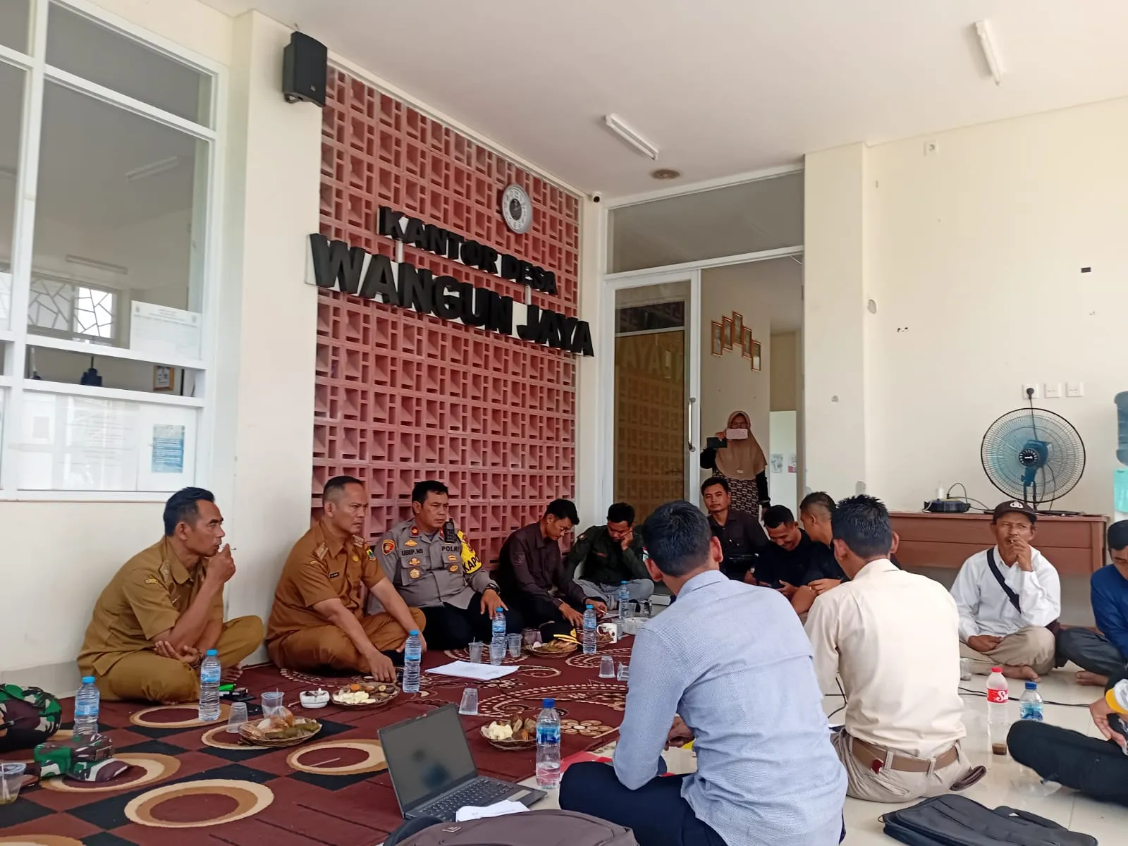Pertanyakan Dana Desa, Ratusan Warga Geruduk Kantor Kades Wangunjaya Tuntut Transparansi