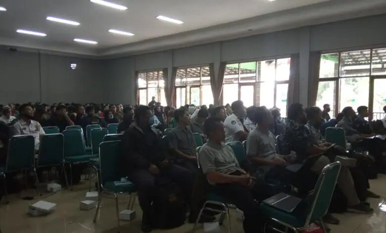 Peserta Acara Bimtek Pemutakhiran Data Emis Madrasah di Pacet, Abaikan Protokol Kesehatan