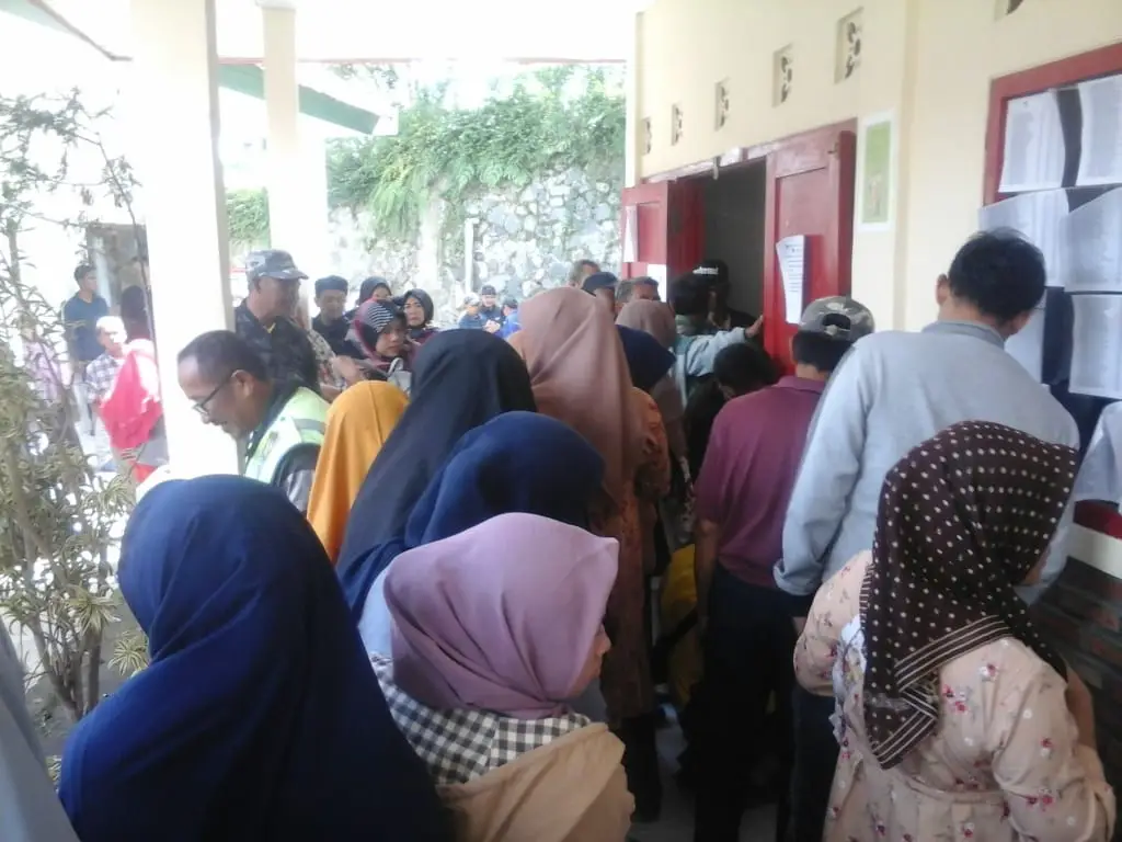 Pilkades di Palasari, Warga Berdesakan di TPS 4