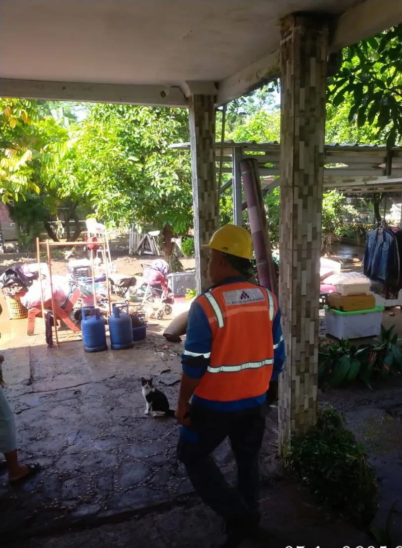 PLN Cianjur Sisir Lokasi : Pastikan Kelistrikan Aman Pasca Banjir dan Jebolnya Tanggul di Sukaluyu