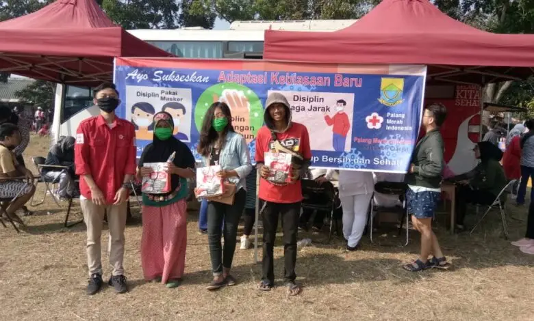PMI Cianjur Bagi-bagi Paket PHBS di Taman Prawatasari